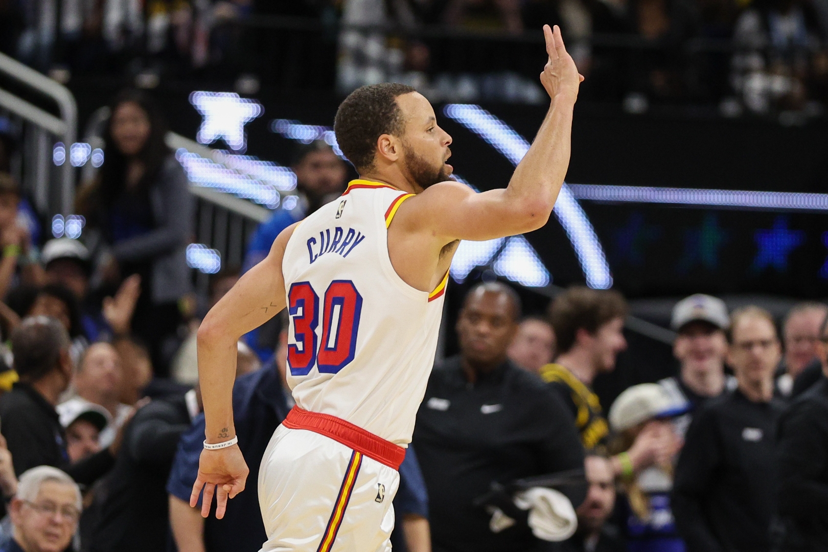 开云手机登录入口-库里重返赛场,刷新纪录首场状态出色,湖人观众沸腾!